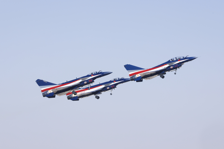 空军八一飞行表演队适应性训练现场 王晓东摄 (1).jpg