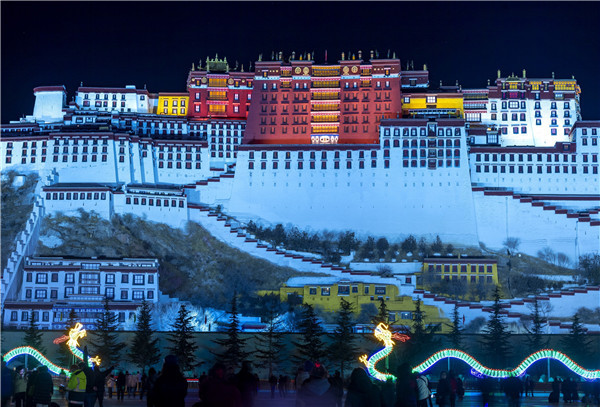 2024年2月16日，2024年藏历新年是2月10日，藏历正月初一为藏历新年，汉族春节也是2月10日。藏历新年与农历新年时间相隔一般有三种，同一天，相差一天，相差一个月，每年的时间没有规律可循。藏历新年是藏族人民共同的传统节日，藏历新年从藏历元月一日开始，到十五日结束，持续十五天。
图为2024年藏历新年中的布达拉宫夜景。来源：陈远鸿/IC photo 编辑/许婷