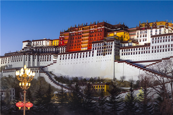 2024年2月16日，2024年藏历新年是2月10日，藏历正月初一为藏历新年，汉族春节也是2月10日。藏历新年与农历新年时间相隔一般有三种，同一天，相差一天，相差一个月，每年的时间没有规律可循。藏历新年是藏族人民共同的传统节日，藏历新年从藏历元月一日开始，到十五日结束，持续十五天。
图为2024年藏历新年中的布达拉宫一角。