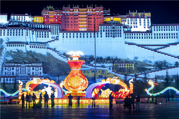 2024年2月16日，2024年藏历新年是2月10日，藏历正月初一为藏历新年，汉族春节也是2月10日。藏历新年与农历新年时间相隔一般有三种，同一天，相差一天，相差一个月，每年的时间没有规律可循。藏历新年是藏族人民共同的传统节日，藏历新年从藏历元月一日开始，到十五日结束，持续十五天。
图为2024年藏历新年中的布达拉宫夜景。
