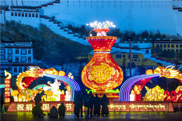 2024年2月16日，2024年藏历新年是2月10日，藏历正月初一为藏历新年，汉族春节也是2月10日。藏历新年与农历新年时间相隔一般有三种，同一天，相差一天，相差一个月，每年的时间没有规律可循。藏历新年是藏族人民共同的传统节日，藏历新年从藏历元月一日开始，到十五日结束，持续十五天。
图为2024年藏历新年中的布达拉宫夜景。