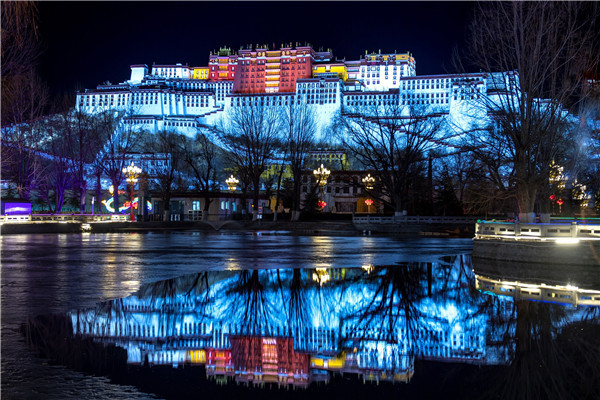 2024年2月16日，2024年藏历新年是2月10日，藏历正月初一为藏历新年，汉族春节也是2月10日。藏历新年与农历新年时间相隔一般有三种，同一天，相差一天，相差一个月，每年的时间没有规律可循。藏历新年是藏族人民共同的传统节日，藏历新年从藏历元月一日开始，到十五日结束，持续十五天。
图为2024年藏历新年中的布达拉宫夜景。