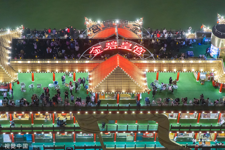 2024年2月18日，重庆，洪崖洞景区人气爆棚。来源：李洪波/视觉中国 编辑/许婷
