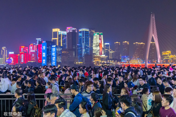 2024年2月18日，重庆，洪崖洞景区人气爆棚。
