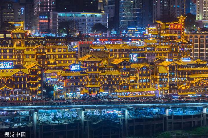 2024年2月18日，重庆，洪崖洞景区人气爆棚。
