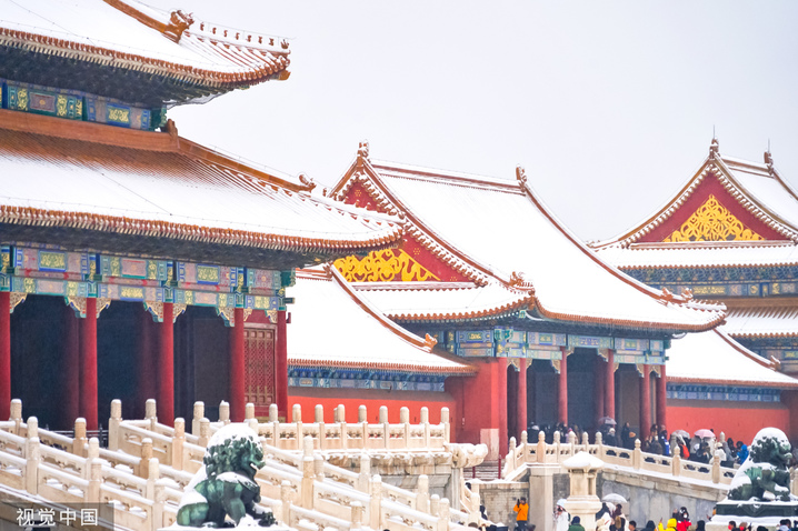 2024年2月21日，北京，龙年的首场降雪后，故宫建筑群银装素裹，红墙黄瓦与白雪形成鲜明对比。来源：视觉中国 编辑/许婷