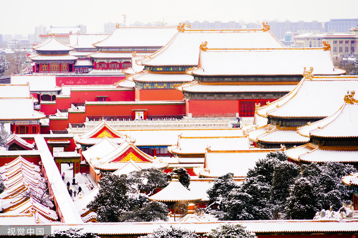 2024年2月21日，北京，一场龙年初雪过后，大地银装素裹。故宫建筑群被白雪覆盖，红墙金瓦与雪地形成鲜明对比。