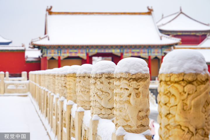2024年2月21日迎来龙年首场降雪，故宫博物院雪景，金瓦红墙，白雪纷飞，漫天白雪配上故宫的红墙，十分美丽。