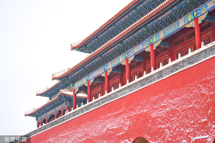 2024年2月21日迎来龙年首场降雪，故宫博物院雪景，金瓦红墙，白雪纷飞，漫天白雪配上故宫的红墙，十分美丽。