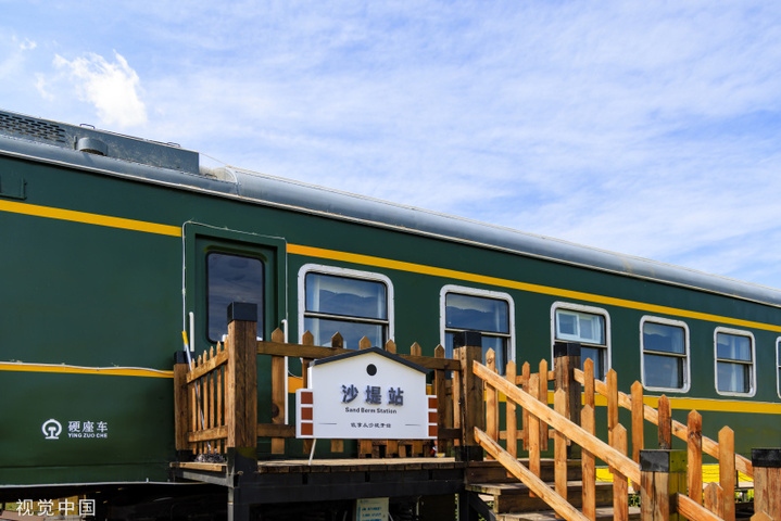 2024年2月27日，昆明沙堤村，绿皮火车”穿行“金黄油菜花海。