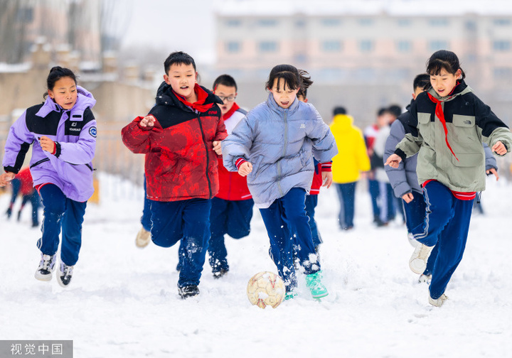 2024年2月27日，内蒙古呼和浩特市迎来降雪天气，皑皑白雪覆盖的校园操场上，一场别开生面的校园雪地趣味足球赛在该市玉泉区石东路小学上演，孩子们在雪地上奔跑、传球、射门，尽情享受着足球运动带来的快乐。