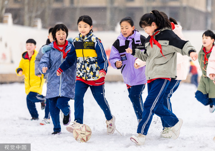 2024年2月27日，内蒙古呼和浩特市迎来降雪天气，皑皑白雪覆盖的校园操场上，一场别开生面的校园雪地趣味足球赛在该市玉泉区石东路小学上演，孩子们在雪地上奔跑、传球、射门，尽情享受着足球运动带来的快乐。