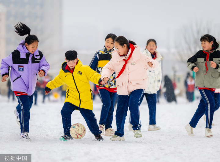 2024年2月27日，内蒙古呼和浩特市迎来降雪天气，皑皑白雪覆盖的校园操场上，一场别开生面的校园雪地趣味足球赛在该市玉泉区石东路小学上演，孩子们在雪地上奔跑、传球、射门，尽情享受着足球运动带来的快乐。丁根厚/视觉中国 编辑/康娜