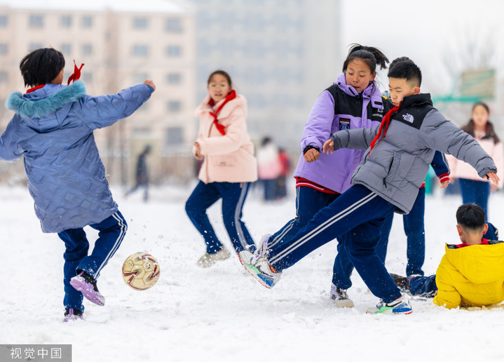 2024年2月27日，内蒙古呼和浩特市迎来降雪天气，皑皑白雪覆盖的校园操场上，一场别开生面的校园雪地趣味足球赛在该市玉泉区石东路小学上演，孩子们在雪地上奔跑、传球、射门，尽情享受着足球运动带来的快乐。