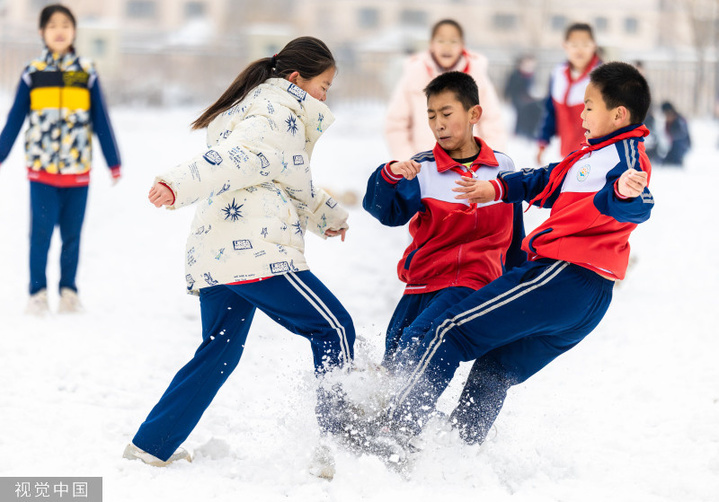 2024年2月27日，内蒙古呼和浩特市迎来降雪天气，皑皑白雪覆盖的校园操场上，一场别开生面的校园雪地趣味足球赛在该市玉泉区石东路小学上演，孩子们在雪地上奔跑、传球、射门，尽情享受着足球运动带来的快乐。