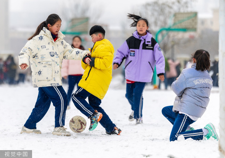 2024年2月27日，内蒙古呼和浩特市迎来降雪天气，皑皑白雪覆盖的校园操场上，一场别开生面的校园雪地趣味足球赛在该市玉泉区石东路小学上演，孩子们在雪地上奔跑、传球、射门，尽情享受着足球运动带来的快乐。