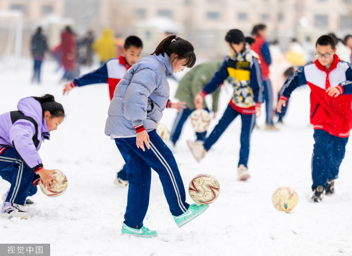 2024年2月27日，内蒙古呼和浩特市迎来降雪天气，皑皑白雪覆盖的校园操场上，一场别开生面的校园雪地趣味足球赛在该市玉泉区石东路小学上演，孩子们在雪地上奔跑、传球、射门，尽情享受着足球运动带来的快乐。