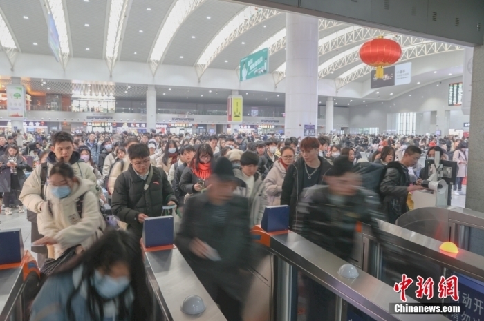 資料圖：2月25日，江西南昌站，旅客通過(guò)檢票口準(zhǔn)備乘車。中新社記者 劉力鑫 攝