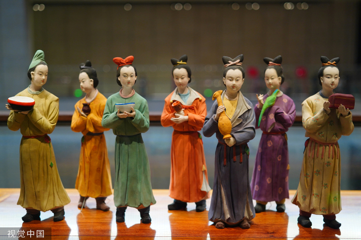 2024年3月3日，北京，中国工艺美术馆内“华服·泥彩——中华历代服饰泥塑展”吸引不少市民参观。