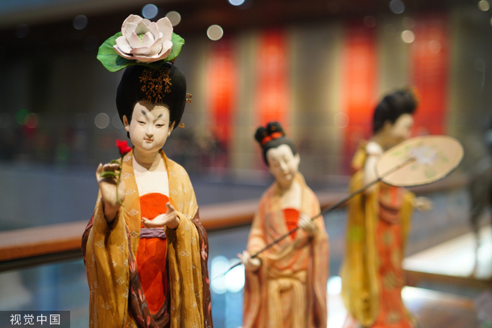 2024年3月3日，北京，中国工艺美术馆内“华服·泥彩——中华历代服饰泥塑展”吸引不少市民参观。