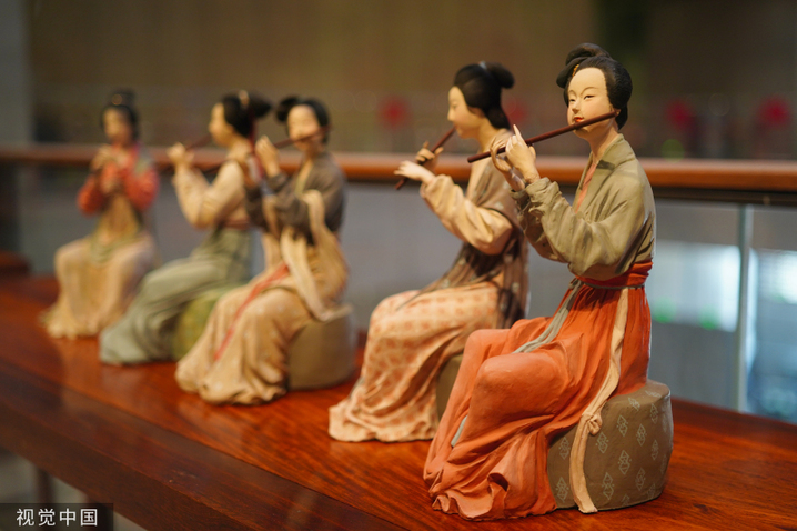 2024年3月3日，北京，中国工艺美术馆内“华服·泥彩——中华历代服饰泥塑展”吸引不少市民参观。