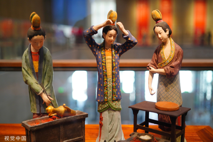 2024年3月3日，北京，中国工艺美术馆内“华服·泥彩——中华历代服饰泥塑展”吸引不少市民参观。