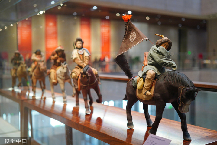 2024年3月3日，北京，中国工艺美术馆内“华服·泥彩——中华历代服饰泥塑展”吸引不少市民参观。