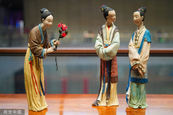 2024年3月3日，北京，中国工艺美术馆内“华服·泥彩——中华历代服饰泥塑展”吸引不少市民参观。