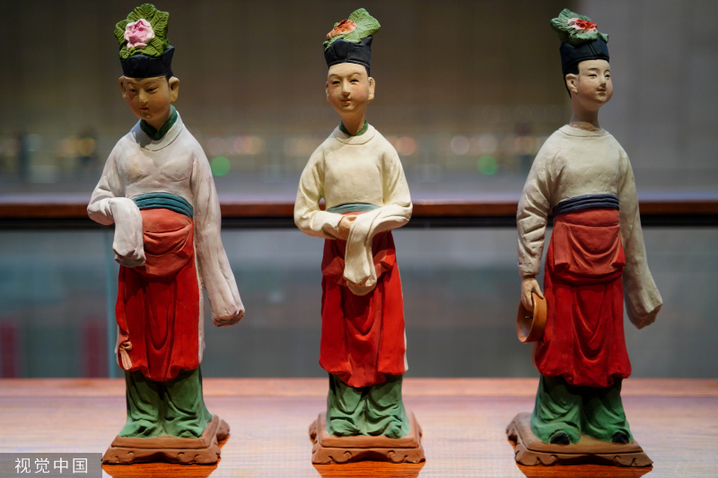 2024年3月3日，北京，中国工艺美术馆内“华服·泥彩——中华历代服饰泥塑展”吸引不少市民参观。