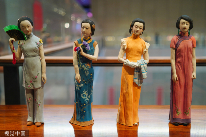2024年3月3日，北京，中国工艺美术馆内“华服·泥彩——中华历代服饰泥塑展”吸引不少市民参观。