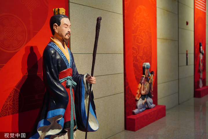 2024年3月3日，北京，中国工艺美术馆内“华服·泥彩——中华历代服饰泥塑展”吸引不少市民参观。