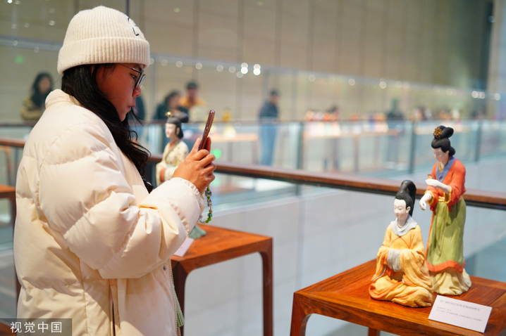2024年3月3日，北京，中国工艺美术馆内“华服·泥彩——中华历代服饰泥塑展”吸引不少市民参观。