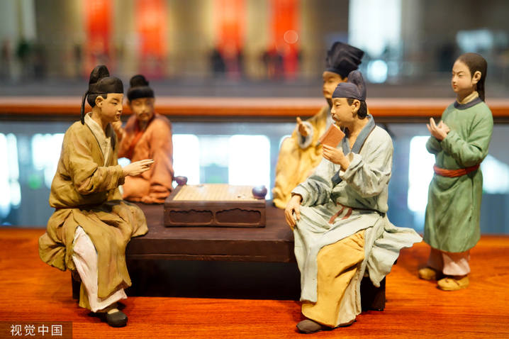 2024年3月3日，北京，中国工艺美术馆内“华服·泥彩——中华历代服饰泥塑展”吸引不少市民参观。