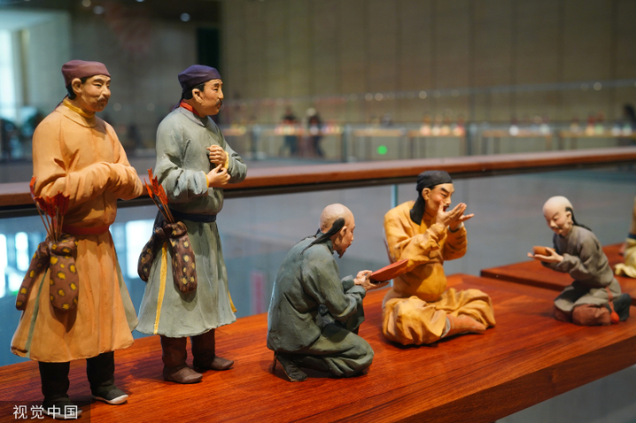 2024年3月3日，北京，中国工艺美术馆内“华服·泥彩——中华历代服饰泥塑展”吸引不少市民参观。