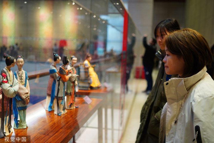 2024年3月3日，北京，中国工艺美术馆内“华服·泥彩——中华历代服饰泥塑展”吸引不少市民参观。