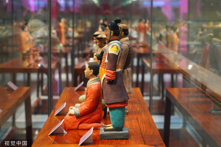 2024年3月3日，北京，中国工艺美术馆内“华服·泥彩——中华历代服饰泥塑展”吸引不少市民参观。