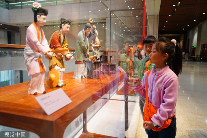 2024年3月3日，北京，中国工艺美术馆内“华服·泥彩——中华历代服饰泥塑展”吸引不少市民参观。宋家儒/视觉中国 编辑/陈进