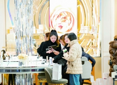 3月8日是江苏“三八”国际劳动妇女节。下午，南京女性许多市民前往商圈消费，消费“她经济”升温。市场似锦 南京日报/紫金山新闻记者 戚珂嘉 摄