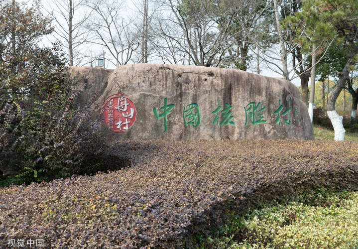 2024年3月8日，苏州，舟山核雕作为国家级非物质文化遗产“光福核雕”的代表，近年来持续发力，用精湛的刀法为小小的果核雕刻出了一片崭新天地。凭借千百年来传承的雕刻工艺和现代的不断创新，吸引众多文玩及收藏爱好者前往欣赏消费。
