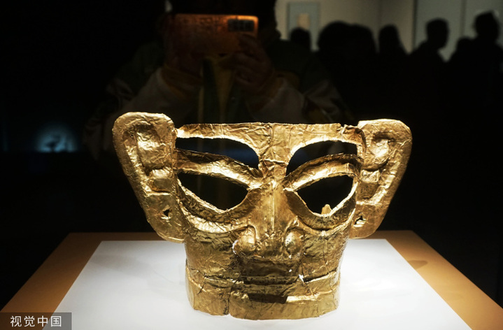 2024年3月17日，上海博物馆东馆，观众参观目前三星堆遗址出土最完整的金面具（重约100克，商代晚期）。