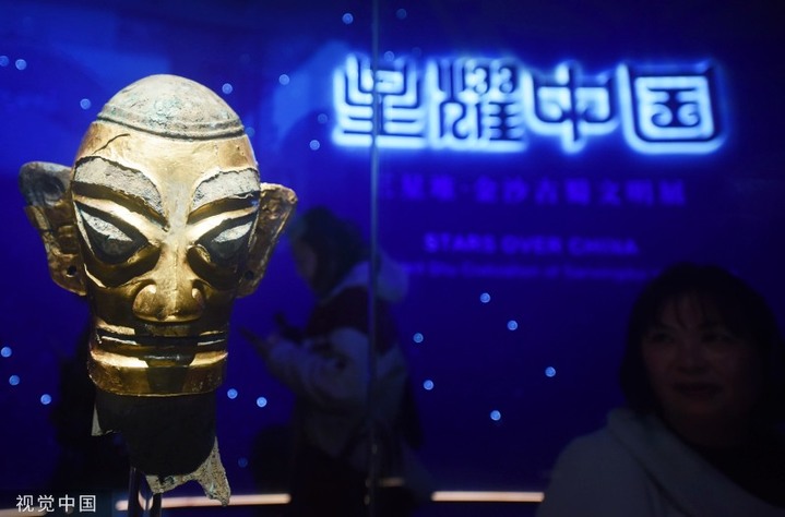 2024年3月17日，上海博物馆东馆，观众参观三星堆遗址出土的金面具笄发青铜人头像（商代晚期）。来源：龙巍/视觉中国