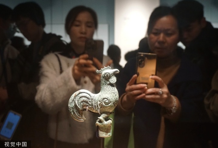 2024年3月17日，上海博物馆东馆，观众参观三星堆遗址出土的青铜鸡（商代晚期）。