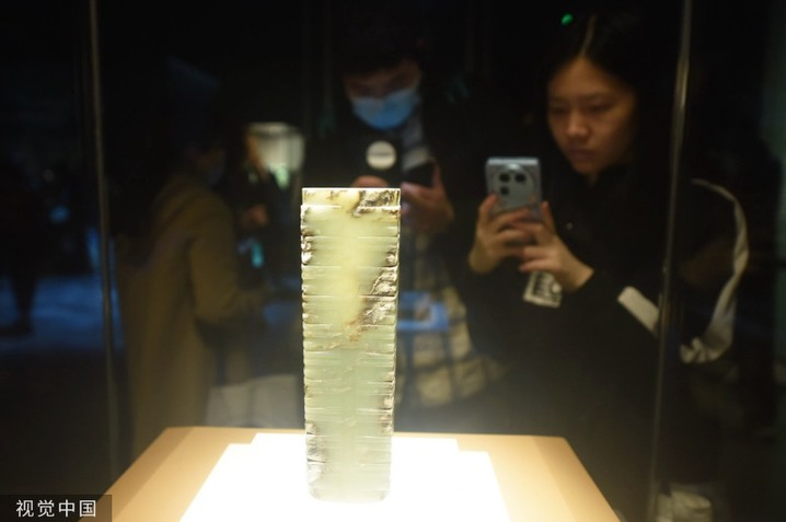 2024年3月17日，上海博物馆东馆，观众参观成都金沙遗址出土的良渚文化的十节玉琮。