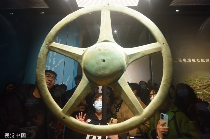 2024年3月17日，上海博物馆东馆，观众参观三星堆遗址出土的青铜太阳形器（商代晚期）。