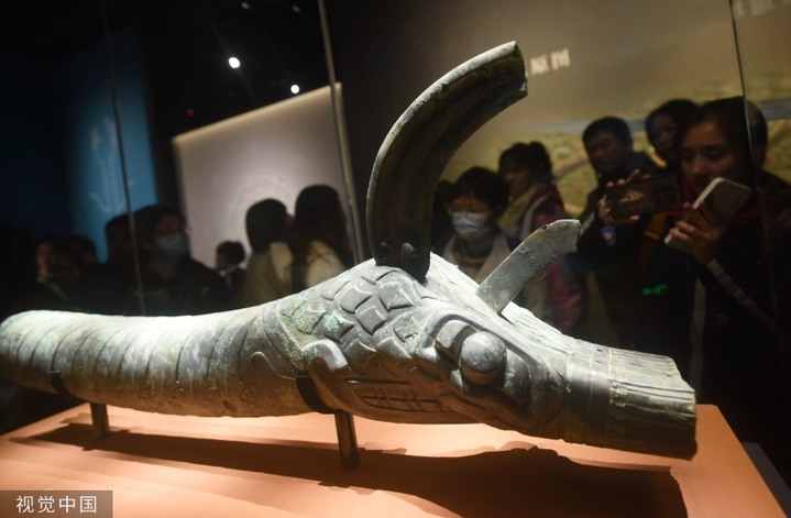 2024年3月17日，上海博物馆东馆，观众参观三星堆遗址出土的青铜猪鼻龙（商代晚期）。