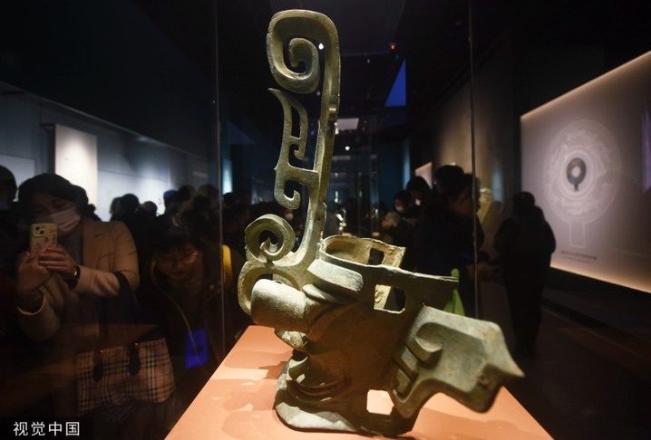 2024年3月17日，上海博物馆东馆，观众参观三星堆遗址出土的夔龙冠纵目青铜面具（商代晚期）。