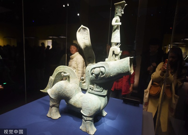 2024年3月17日，上海博物馆东馆，观众参观三星堆遗址出土的青铜大神兽（商代晚期）。