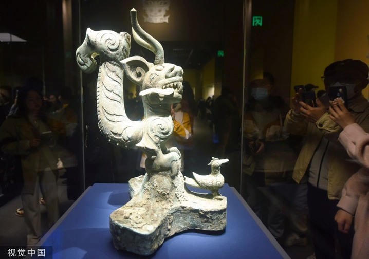 2024年3月17日，上海博物馆东馆，观众参观三星堆遗址出土的青铜虎头龙身像（商代晚期）。