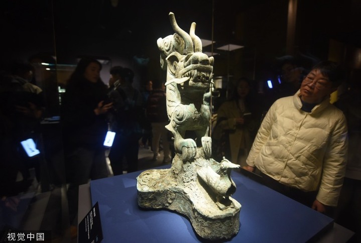 2024年3月17日，上海博物馆东馆，观众参观三星堆遗址出土的青铜虎头龙身像（商代晚期）。