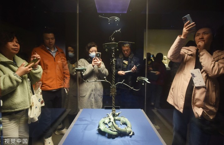 2024年3月17日，上海博物馆东馆，观众参观东汉时期的青铜连枝灯。